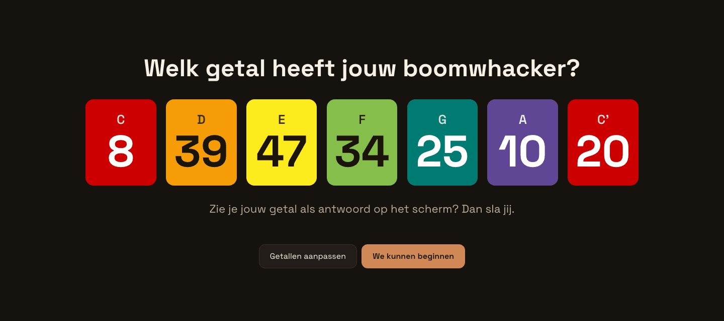 Zeven gekleurde kaarten naast elkaar, elk met een notenletter erboven en een groot getal eronder: rood C met 8, oranje D met 39, geel E met 47, groen F met 34, groenblauw G met 25, paars A met 10 en rood C met 20.
